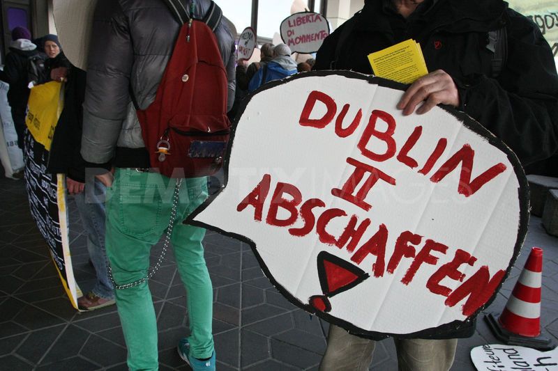 "Abolire il Dublino II": protesta all'aeroporto di Tegel, a Berlino, contro il regolamento europeo sui Paesi tenuti a esaminare una richiesta d'asilo.