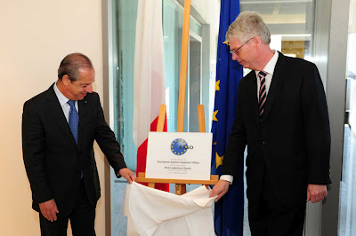 Malta Prime Minister Lawrence Gonzi (left) and EASO Executive