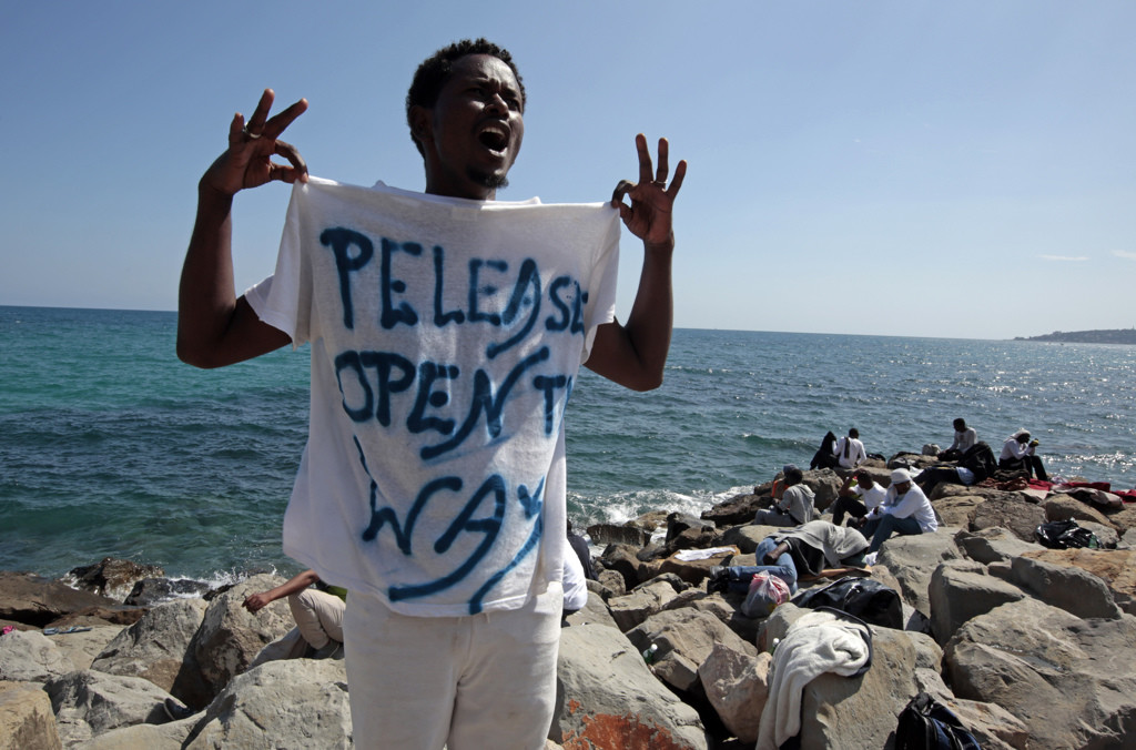 Un ragazzo indossa una maglietta con la scritta “Per favore aprite il passaggio”. (Eric Gaillard, Reuters/Contrasto)
