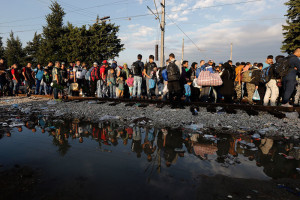 Profughi siriani al confine tra Grecia e Macedonia, vicino a Idomeni, 11 settembre 2015. (Yannis Behrakis, Reuters/Contrasto)