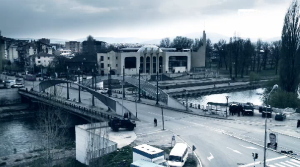 Fermoimmagine del ponte della città di Mitrovica