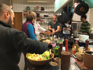 Alcuni rifugiati cucinano nella sede di Abitanti amichevoli, a Copenaghen. (Janne Hieck)